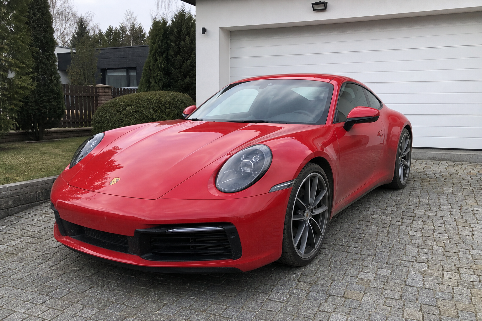 Porsche 911 у гаража