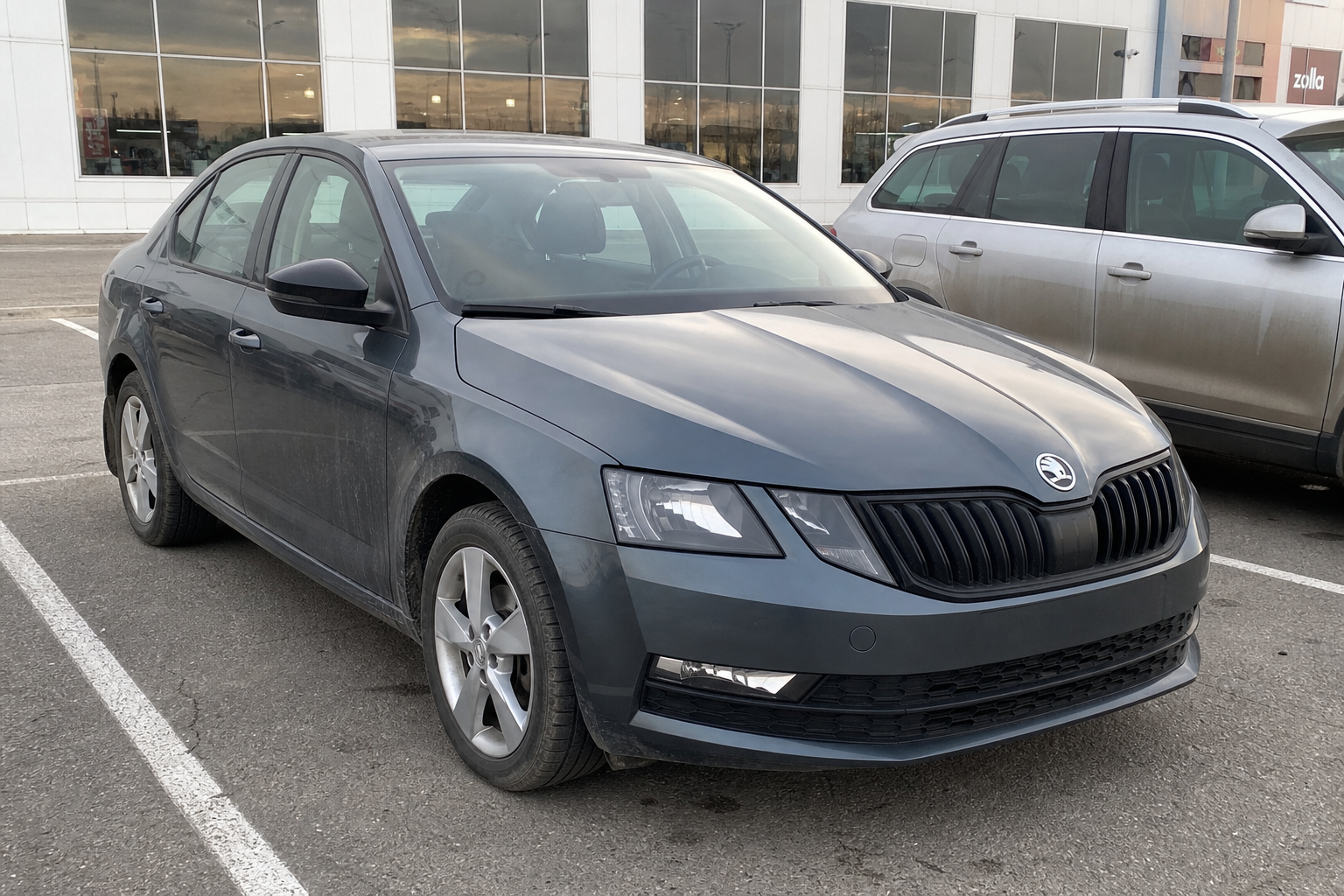 Skoda Octavia на парковке ТЦ